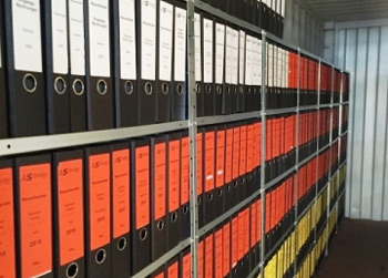 Akteneinlagerung bei einer Lagerbox in Hannover