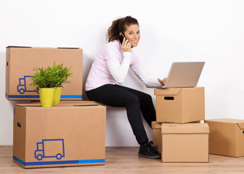 Frau auf der Suche nach geeignetem Lagerraum - Lagerbox Anfrage